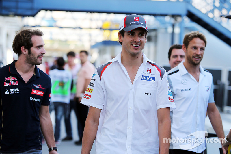 索伯车队完胜红牛二队，拉塞尔统治全场