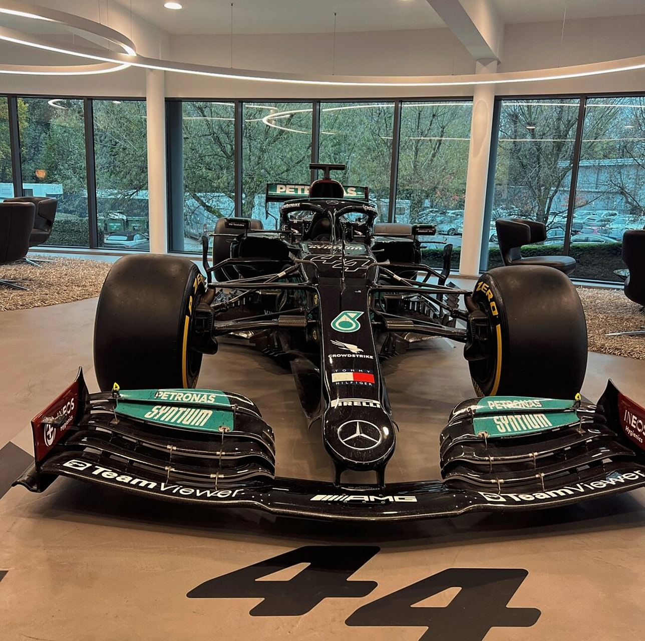 阿斯顿马丁翻盘哈斯车队，汉密尔顿点燃赛场