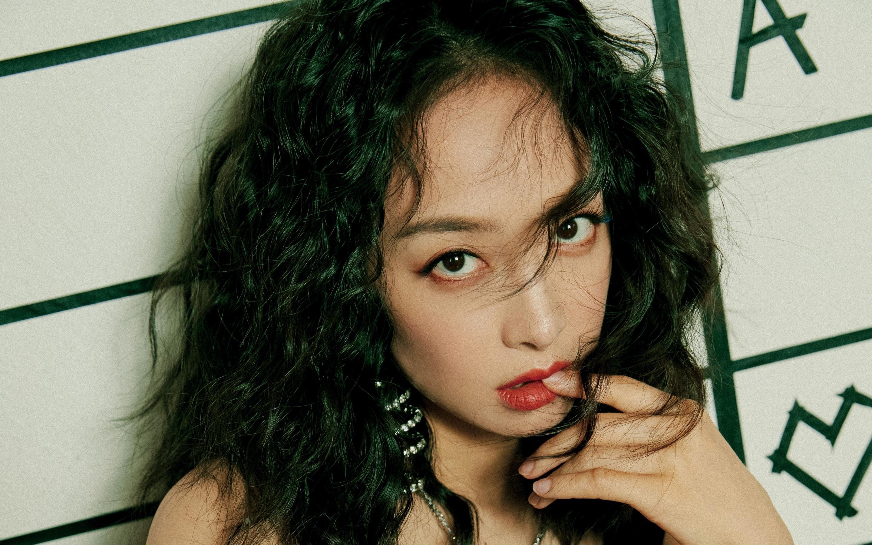 胎痕与草痕的交响,当F1银箭划破巴林夜空,蓝黑卫士在梅阿查封神